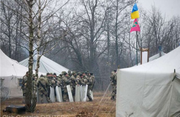 Ucraina atenţionează că îi va împiedica pe migranţi să treacă frontiera dinspre Belarus, inclusiv cu focuri de armă