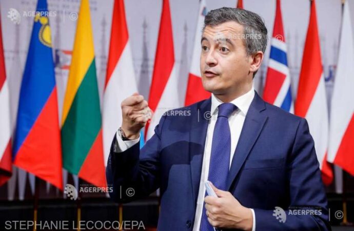 Ministrul francez de interne: Ţările UE ce refuză să primească refugiaţi trebuie să contribuie financiar într-un mod consistent