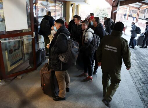 Refugiaţi ucraineni au petrecut noaptea într-o gară din Polonia