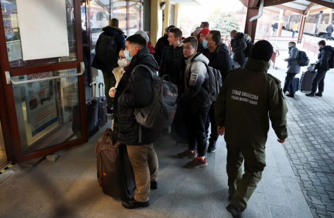 Refugiaţi ucraineni au petrecut noaptea într-o gară din Polonia