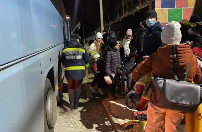 Neamţ: Primii refugiaţi din Ucraina au fost cazaţi în cursul nopţii la Piatra-Neamţ; sunt 46 de adulţi şi 36 de copii