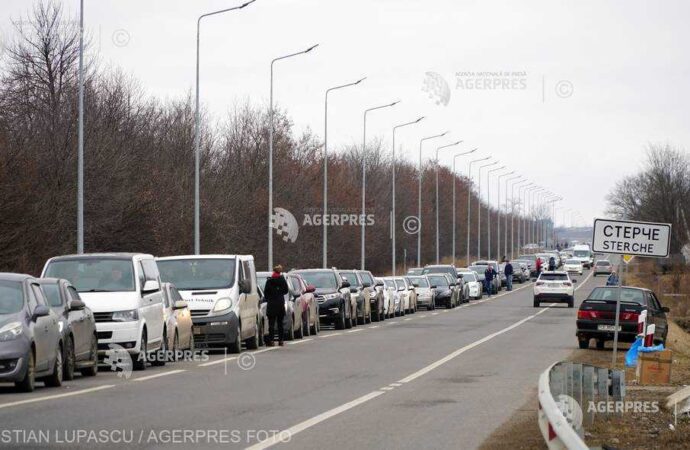 Suceava: Coloana de maşini cu refugiaţi ucraineni se întinde pe 15 kilometri în PTF Porubne – Siret