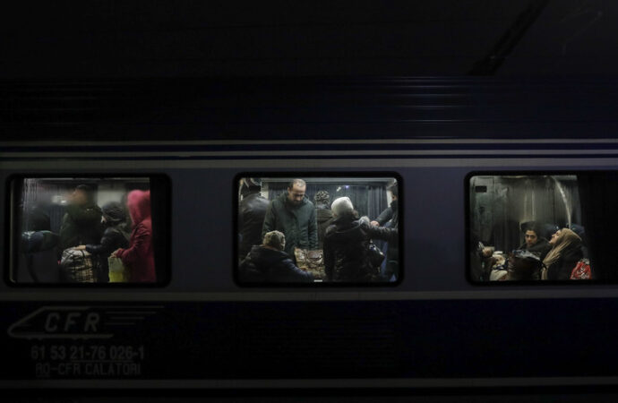 Val de refugiați ajunși la București cu trenul. Au fost cazați la Romexpo
