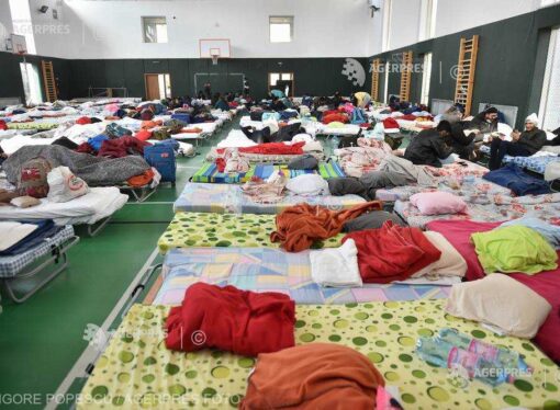 Suceava: Peste 1.700 de refugiaţi, cazaţi în taberele mobile, săli de sport şi de clasă
