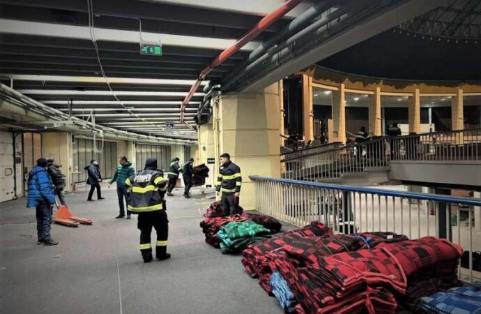 A început amenajarea spaţiului pentru refugiaţi de la Romexpo; pot fi donate aşternuturi, pilote şi perne