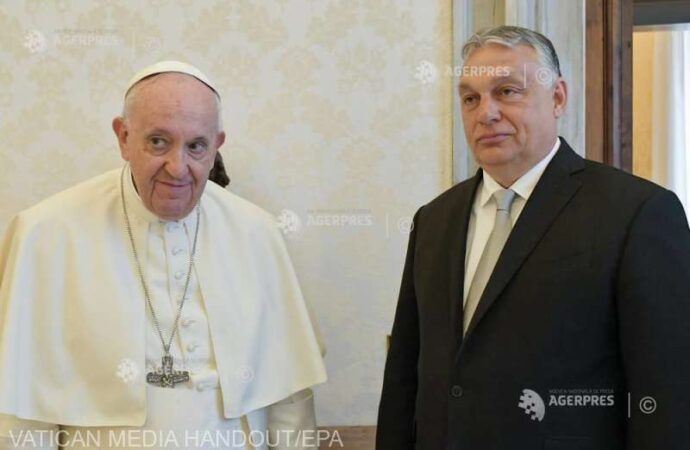 Papa Francisc îi mulţumeşte lui Viktor Orban pentru primirea refugiaţilor ucraineni în Ungaria