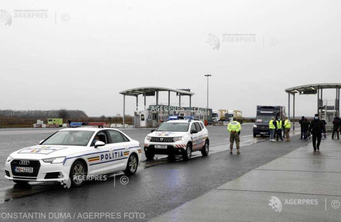 Un număr de 65 de cetăţeni străini au încercat să treacă ilegal frontiera la Vama Nădlac 2, ascunşi în două automarfare