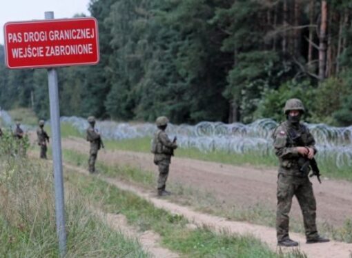 Polonia renunţă la interdicţia accesului la frontiera cu Belarusul. În acelaşi timp, construieşte un gard pentru a opri migranţii indezirabili