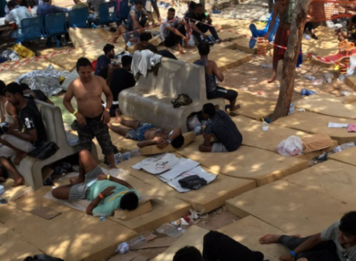 Oficialii italieni au demarat operaţiunea de evacuare a taberei de refugiaţi de pe insula Lampedusa