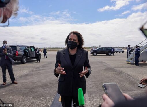 Autobuze cu migranţi depuşi în faţa reşedinţei vicepreşedintei Kamala Harris în Ajunul Crăciunului