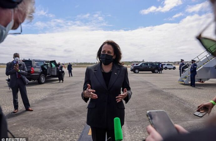 Autobuze cu migranţi depuşi în faţa reşedinţei vicepreşedintei Kamala Harris în Ajunul Crăciunului