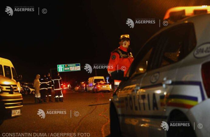 Arad: 33 de migranţi, găsiţi la frontieră în două autoutilitare încărcate cu paleţi şi materiale de construcţii