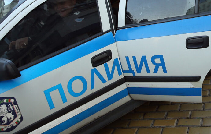 Un poliţist bulgar, în uniformă, prins în timp ce transporta migranţi ilegali