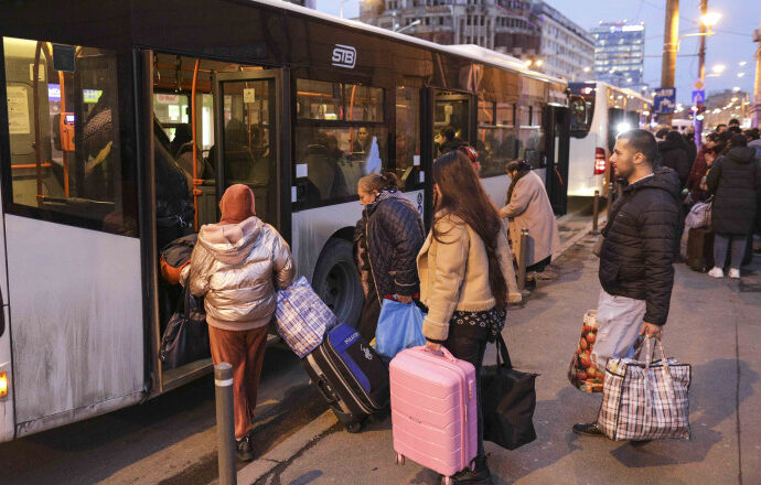 Refugiații ucraineni vor putea circula gratuit cu trenul sau transportul public doar 5 zile de la intrarea în România