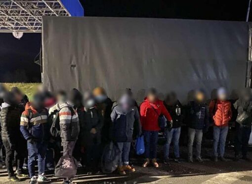 77 de migranţi, ascunşi în trei mijloace de transport, intenţionau să ajungă ilegal în vestul Europei