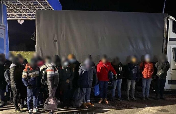 77 de migranţi, ascunşi în trei mijloace de transport, intenţionau să ajungă ilegal în vestul Europei