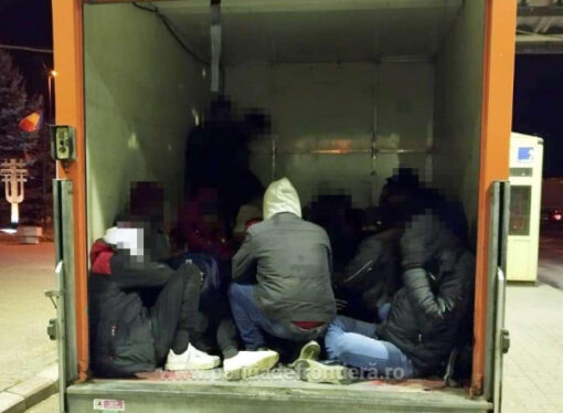 Trei şoferi români şi doi turci au fost prinşi de poliţiştii de frontieră din Arad încercând să scoată din ţară migranţi
