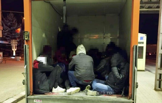 Zeci de migranți, ascunși în două autoutilitare. Trei călăuze române, arestate