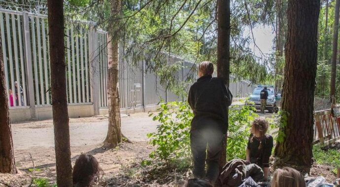 Zeci de migranţi, blocaţi de câteva zile în Pădurea Bialowieza, la frontiera dintre Polonia şi Belarus