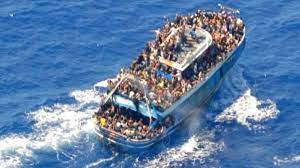 Investigație Reuters. Șase dintre supraviețuitorii naufragiului navei cu migranți din sud-vestul Greciei susțin că accidentul a fost provocat de fapt de paza de coastă elenă, care a încercat să remorcheze ambarcațiunea și a răsturnat-o. În varianta grecilor, migranții ar fi dezlegat funia înainte ca nava să se răstoarne.