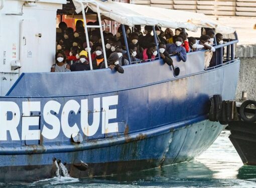 În jur de 2.000 de migranți ilegali au ajuns pe insula italiană Lampedusa în doar 24 de ore