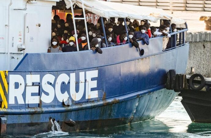 În jur de 2.000 de migranți ilegali au ajuns pe insula italiană Lampedusa în doar 24 de ore