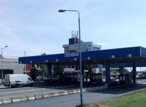 Peste 100 de migranți care încercau să treacă ilegal frontiera în Ungaria au fost prinși la Vama Nădlac. Oamenii au fost ascunși în cinci mijloace de transport