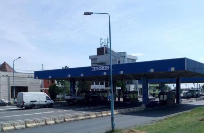 Peste 100 de migranți care încercau să treacă ilegal frontiera în Ungaria au fost prinși la Vama Nădlac. Oamenii au fost ascunși în cinci mijloace de transport