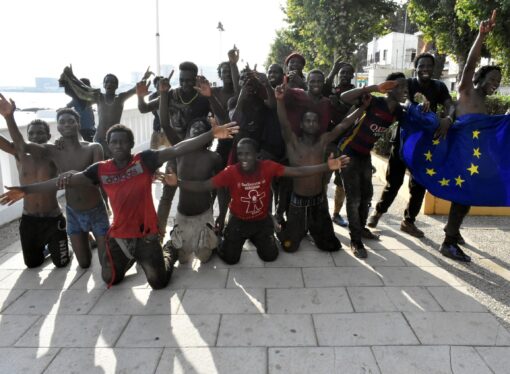 Migranţii africani subsahariani fără acte din Tunisia au primit 1 miliard de dolari din ţările lor în acest an