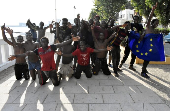 Migranţii africani subsahariani fără acte din Tunisia au primit 1 miliard de dolari din ţările lor în acest an