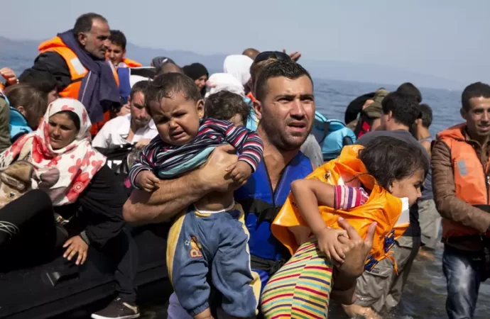 „Ori ajungi în Europa, ori mori pe mare”. Poveștile copiilor care riscă totul pentru o viață mai bună și pentru a-și ajuta familia