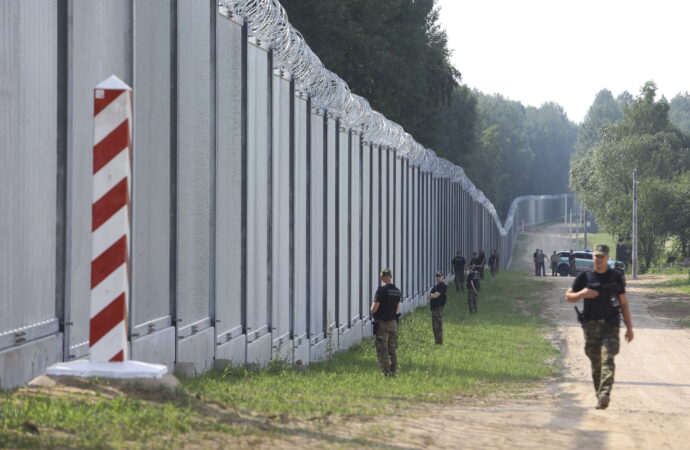 Polonia își întărește dispozitivul de securitate de la granița cu Belarus