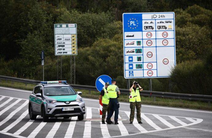Criză migranţi: Polonia, Cehia şi Austria introduc controale la graniţa cu Slovacia