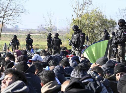 Poliția sârbă a reținut peste 700 de migranți după un incident armat soldat cu morți