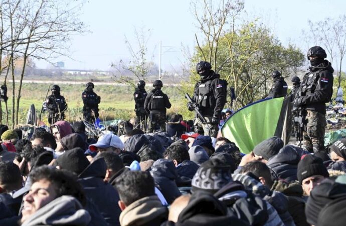 Poliția sârbă a reținut peste 700 de migranți după un incident armat soldat cu morți