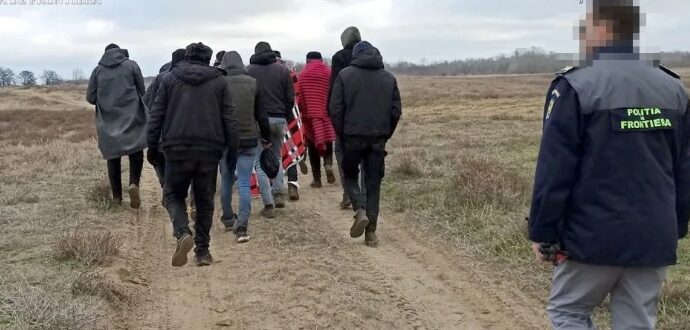 Zece inculpați, judecați pentru trafic de migranţi