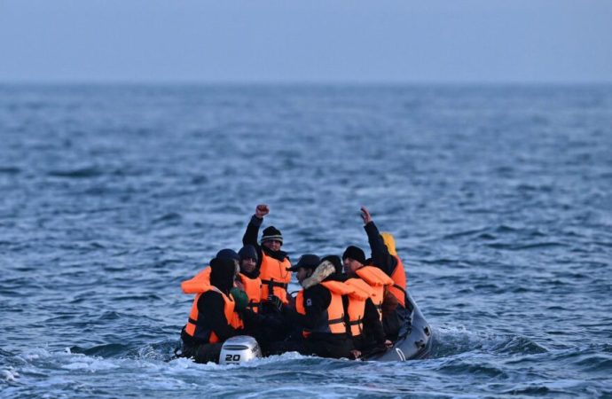 Regatul Unit: Guvernul laburist va dispersa mai mulți migranți în întreaga țară