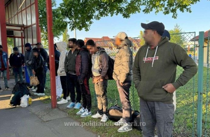 Peste treizeci de emigranţi, descoperiţi într-un TIR la vama Nădlac II