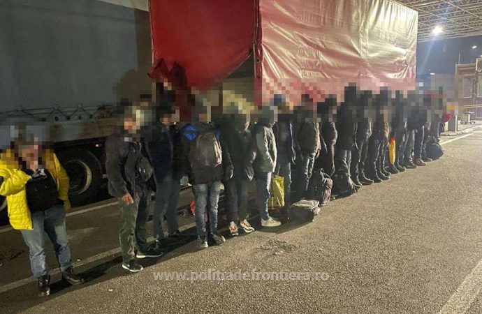 Percheziții domiciliare în cinci județe pentru destructurarea unei ample rețele de trafic de migranți