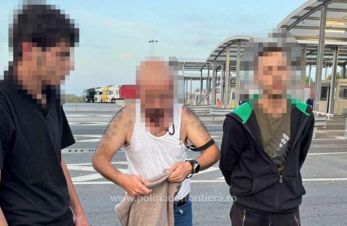 Nădlac II: Doi cetățeni străini, depistați ascunși în portbagajul unui autoturism