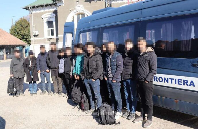 Paisprezece cetățeni sirieni au încercat să intre ilegal în România, prin traversarea Dunării cu o ambarcațiune