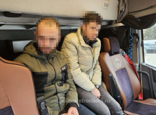 Cetățeni sirieni depistați ascunși în cabina unui camion încărcat cu mandarine de către polițiștii de frontieră doljeni