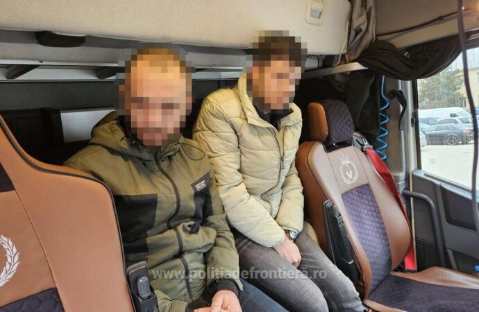 Cetățeni sirieni depistați ascunși în cabina unui camion încărcat cu mandarine de către polițiștii de frontieră doljeni