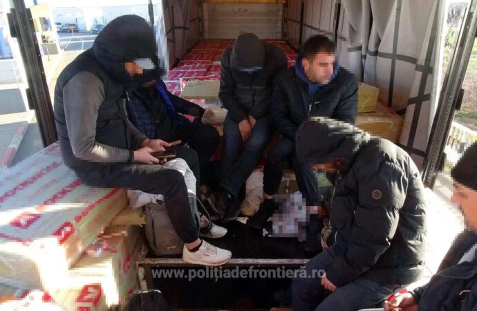 Calafat: 14 cetățeni străini, depistați ascunși într-un auto-marfar care transporta vată minerală