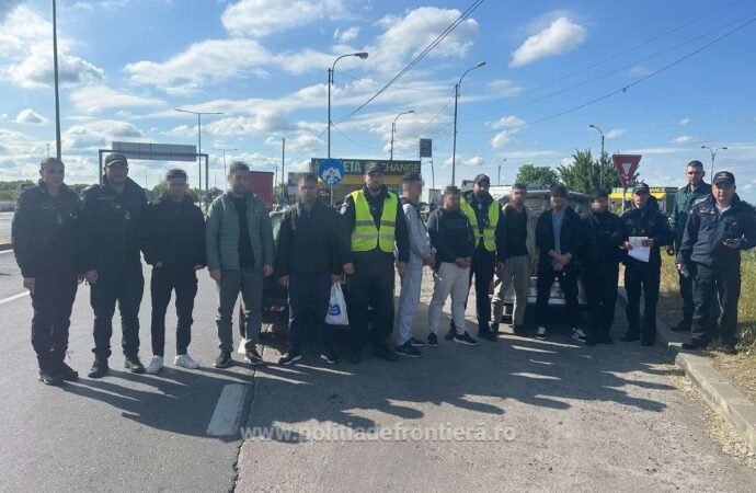 Doi cetățeni români arestați preventiv pentru trafic de migranți