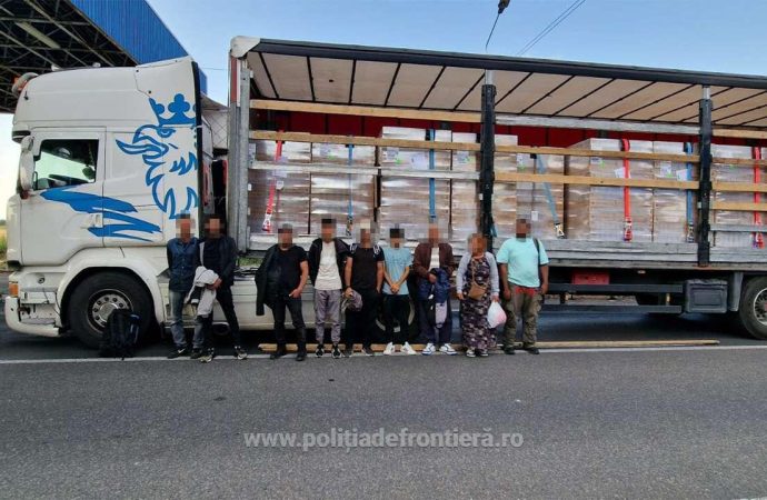 Nouă migranți ascunși într-un TIR, depistați la Nădlac. Șoferul român, cercetat pentru trafic de migranți.
