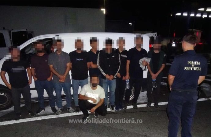 Calafat: Zece migranți ilegali, depistați într-un microbuz