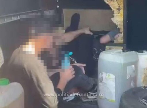 Doi bărbați arestați preventiv după ce au încercat să introducă ilegal în România cinci migranți ascunși într-un microbuz