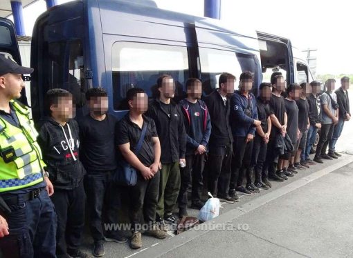 Calafat: Tentativă de trecere ilegală a frontierei, oprită. 17 migranți ilegali și un șofer slovac, depistați.