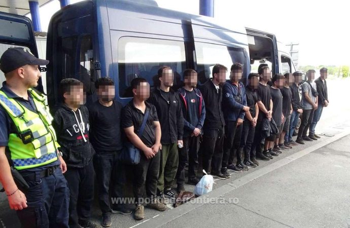 Calafat: Tentativă de trecere ilegală a frontierei, oprită. 17 migranți ilegali și un șofer slovac, depistați.